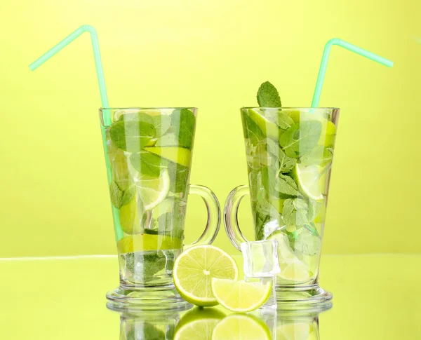 緑色の背景でミントとライム カクテルのグラス — ストック写真