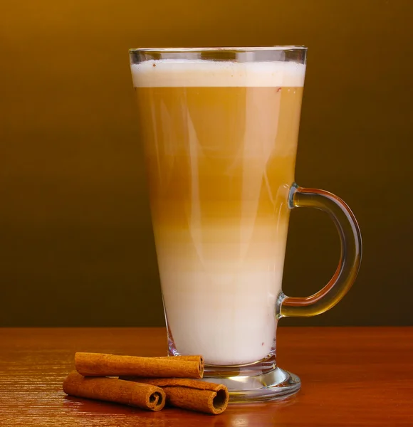 香? 咖啡拿铁咖啡用的玻璃茶杯和肉桂棕色背景上木制的桌子上 — 图库照片