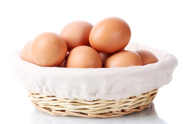 Huevos marrones en cesta aislados sobre blanco —  Fotos de Stock