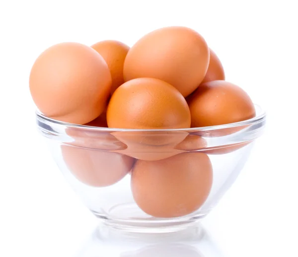 Şeffaf kase üzerinde beyaz izole kahverengi yumurta — Stok fotoğraf