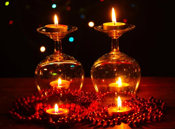 Verbazingwekkende samenstelling van kaarsen op houten tafel op lichte achtergrond — Stockfoto