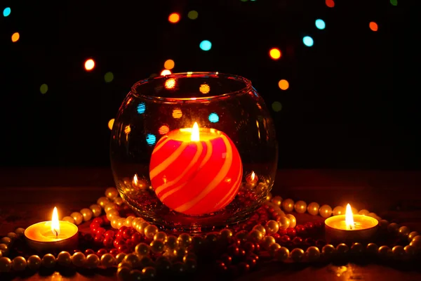 Прекрасная композиция со свечой в стекле на деревянном столе на ярком фоне — стоковое фото