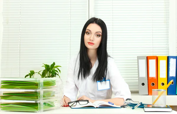 Bela menina médico no escritório — Fotografia de Stock
