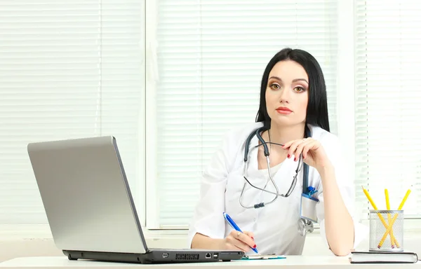Vacker flicka läkare på kontoret — Stockfoto