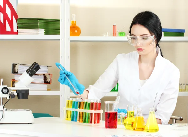 Jonge vrouwelijke wetenschapper op zoek in scheikunde laboratorium — Stockfoto