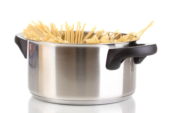 Spaghetti w puli na białym tle — Zdjęcie stockowe