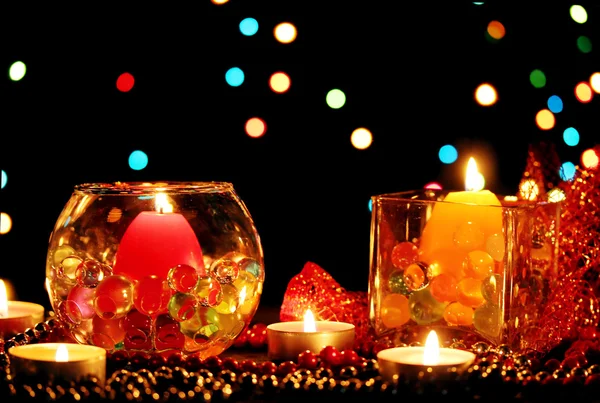 Composição maravilhosa de velas na mesa de madeira no fundo brilhante — Fotografia de Stock