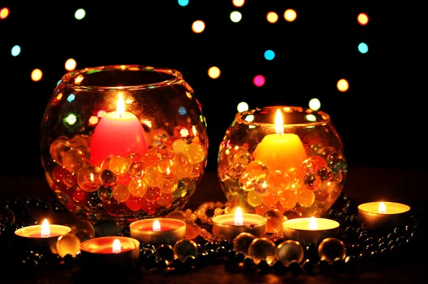 在明亮的背景上的木桌上的蜡烛的美妙的组成 — 图库照片