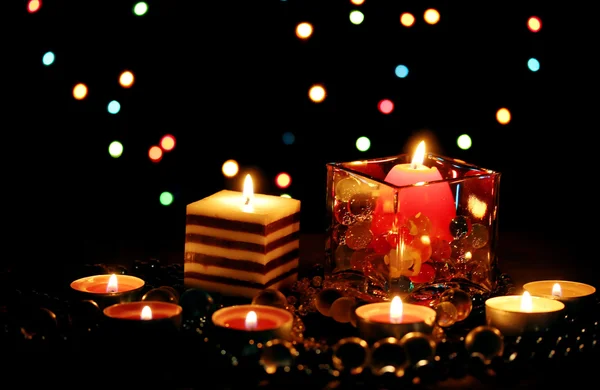 Wspaniały skład świec na drewnianym stole na jasnym tle — Zdjęcie stockowe