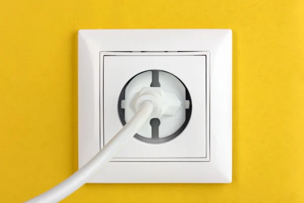 白色电插座与插头在墙上 — 图库照片