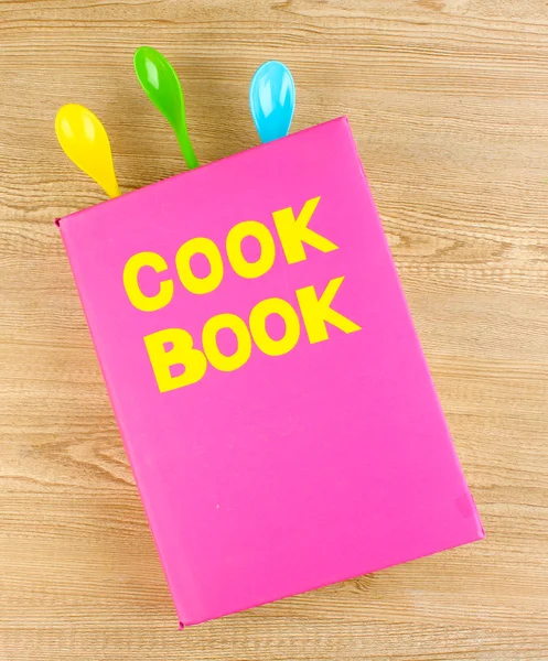 Naczynia kuchenne na drewniane tła i książka kucharska — Zdjęcie stockowe