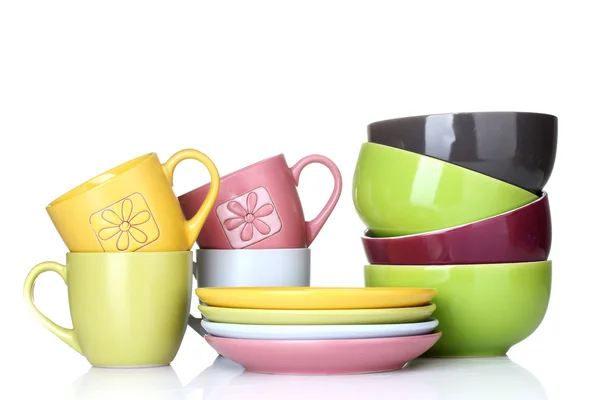 Яркие пустые чаши, чашки и тарелки, изолированные на белый — стоковое фото
