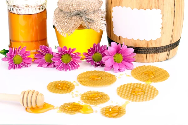 Favo de mel e mel isolado em branco — Fotografia de Stock
