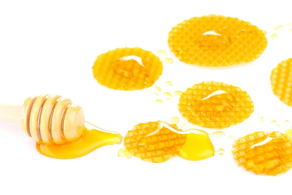 Медовые соты и мед изолированы на белом — стоковое фото
