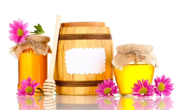 Sladký med ve sklenicích a hlaveň s drizzler izolované na bílém — Stock fotografie