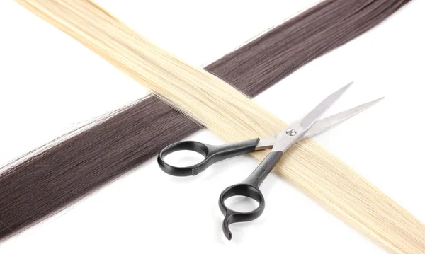 Shiny blont och brunt hår med hår klippa sax isolerad på vit — Stockfoto