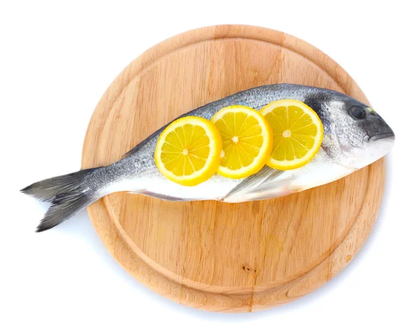 Ahşap kesme tahtası üzerinde beyaz izole limon ile taze balık — Stok fotoğraf