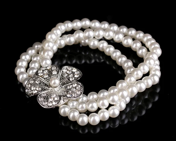 黒に分離された真珠のブレスレット — ストック写真