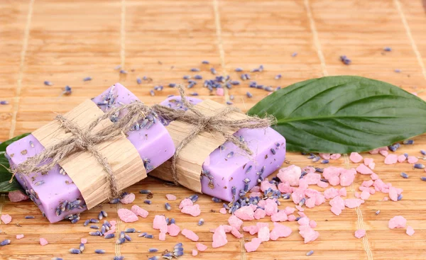 Lavendel handgemaakte zeep op houten mat — Stockfoto