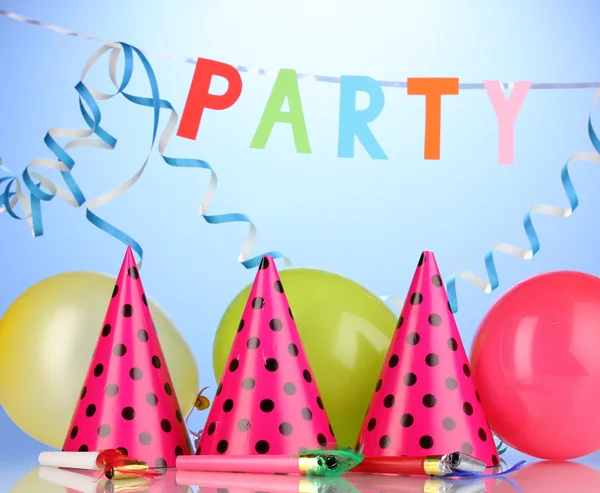 Party-Artikel auf blauem Hintergrund — Stockfoto
