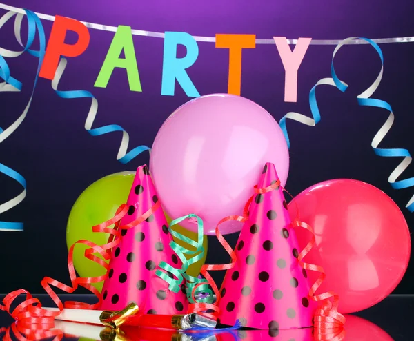 Party-Artikel auf lila Hintergrund — Stockfoto