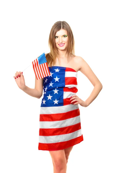 Bela jovem envolto em bandeira americana isolado em branco — Fotografia de Stock
