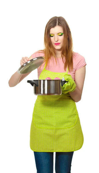Красива молода домогосподарка з сковородою ізольована на білому — стокове фото