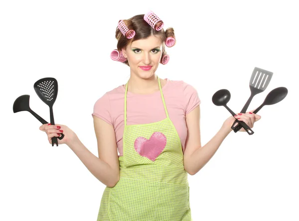 Bella giovane casalinga con utensili da cucina isolati su bianco — Foto Stock
