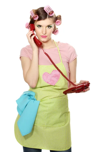 Bella giovane casalinga con telefono rosso isolato su bianco — Foto Stock