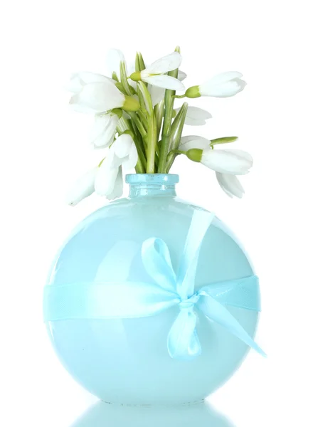 Piękny bukiet Przebiśniegi w niebieskim wazonie na białym tle — Zdjęcie stockowe