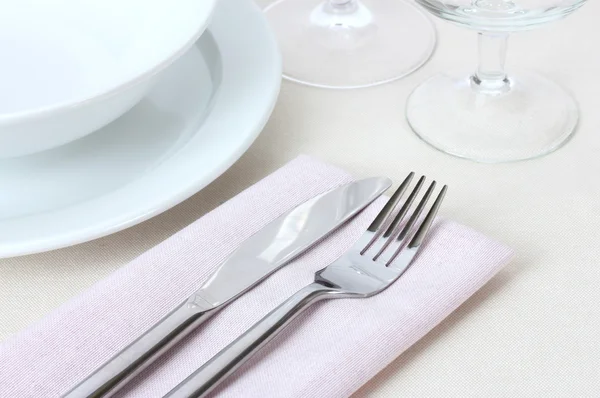 De instelling van de tabel met vork, mes, platen en Servet — Stockfoto