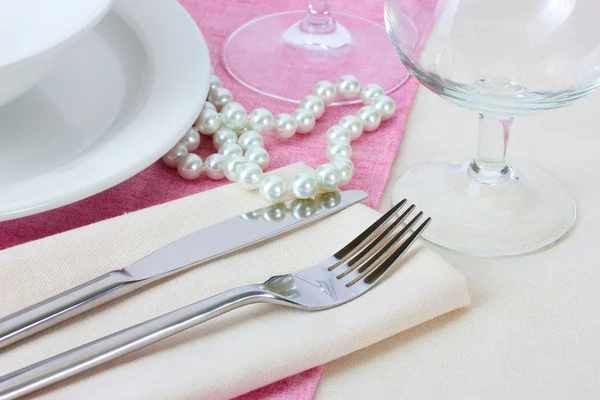 Ensemble de table avec fourchette, couteau, assiettes, perles et serviette — Photo