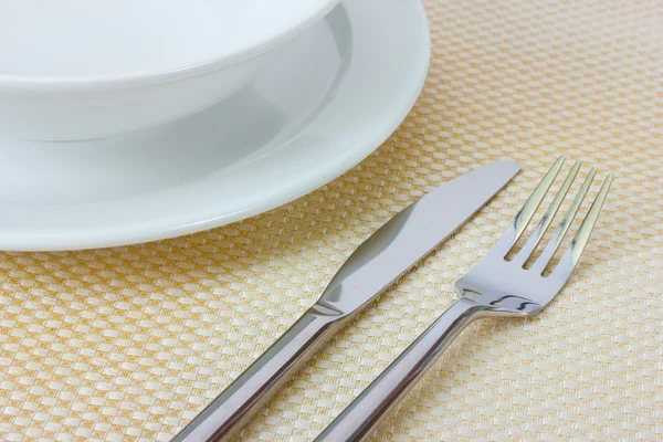 フォーク、ナイフ、プレート、ナプキン付きテーブルセッティング — ストック写真