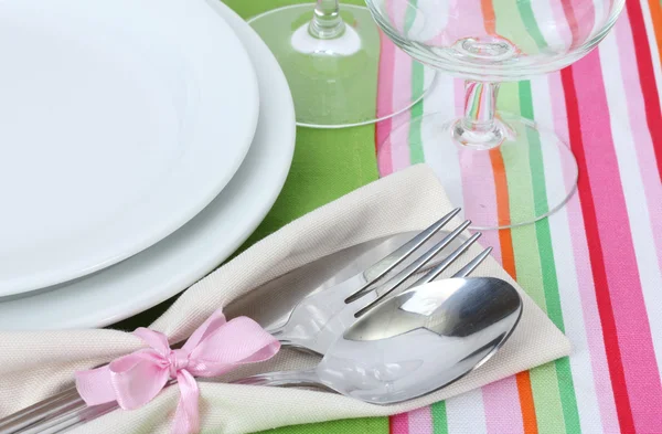 Table setting with fork, spoon, knife, plates, and napkin — Stock Photo, Image