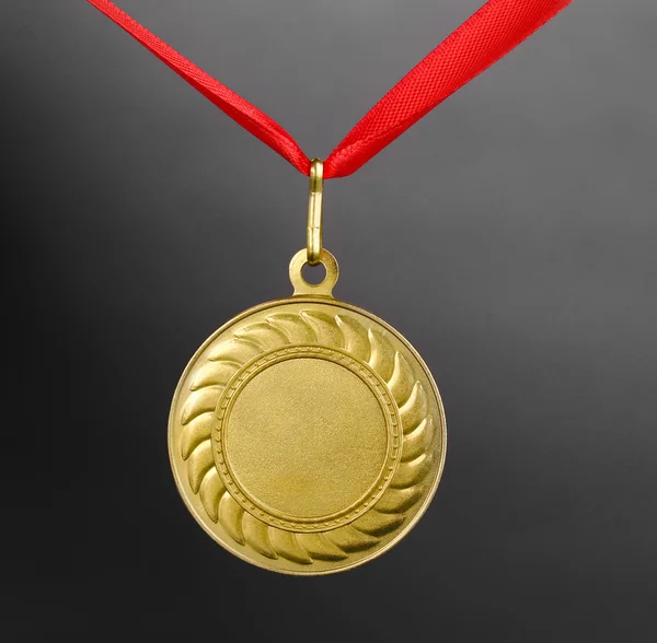 Zlatá medaile na šedém pozadí — Stock fotografie