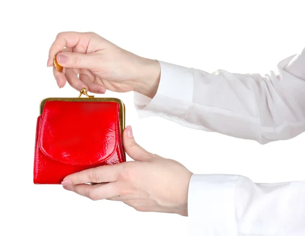 Женщина рука бросать монеты в кошелек изолированы на белом — стоковое фото