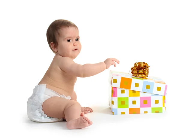 白で隔離されるかわいい赤ちゃん女の子、ギフト ボックス — ストック写真