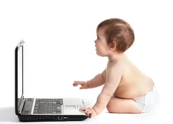 Niedliche Baby-Mädchen und Laptop isoliert auf weiß — Stockfoto