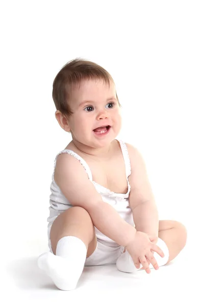 かわいい女の赤ちゃんに分離された白を座っています。 — ストック写真