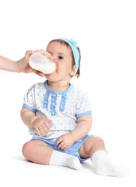 Niedliche Baby-Mädchen essen isoliert auf weiß — Stockfoto