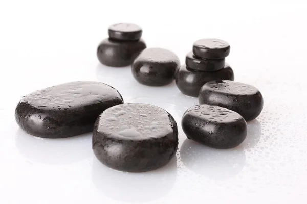 Pedras de spa com gotas isoladas em branco — Fotografia de Stock