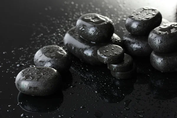 Спа камені з краплями на сірому фоні — стокове фото