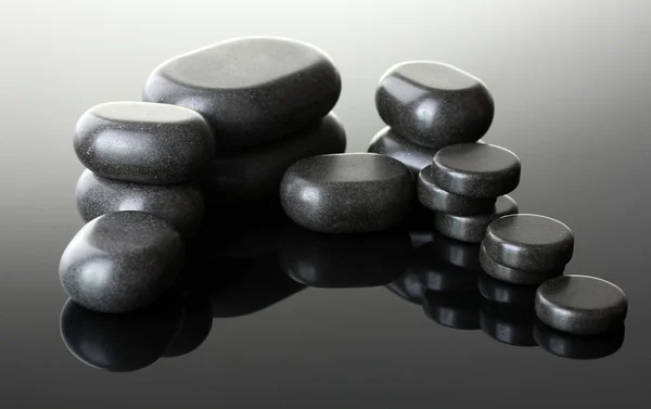 Lázeňské kameny na šedém pozadí — Stock fotografie