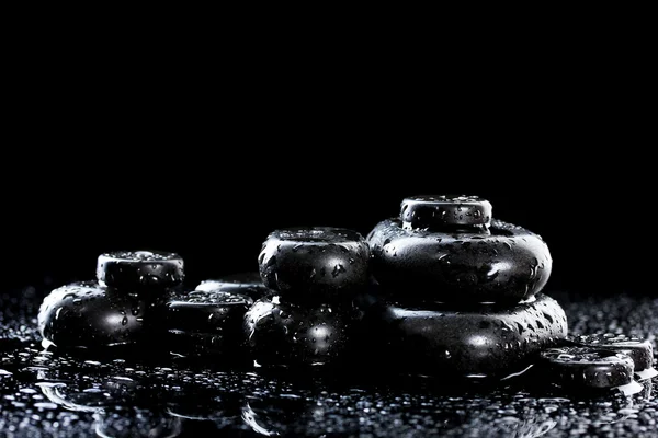 Σπα πέτρες με σταγόνες σε μαύρο φόντο — Φωτογραφία Αρχείου