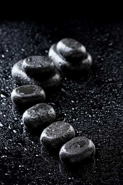 Spa kamienie krople na czarnym tle — Zdjęcie stockowe