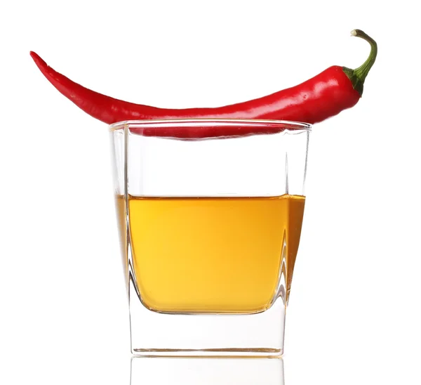 Szkło z czerwona papryczka chili bez odprowadzenia spalin na białym tle — Zdjęcie stockowe