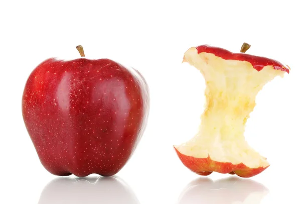 Manzana mordida roja y manzana entera aisladas en blanco — Foto de Stock