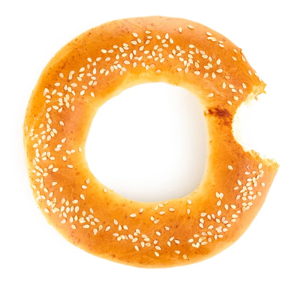 Pokousaný bagel s Sezamová semínka izolované na bílém — Stock fotografie