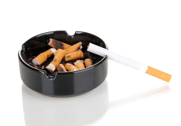 Mozziconi di sigaretta in posacenere isolato su bianco — Foto Stock