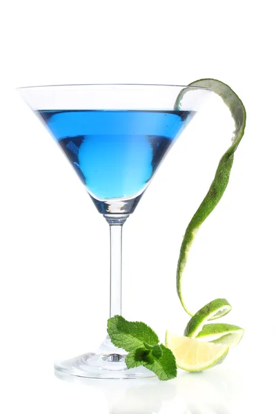 Koktajl w martini szkła na białym tle niebieski — Zdjęcie stockowe
